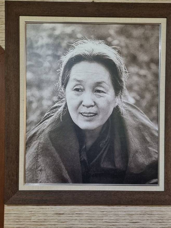 옛집 현관에 걸려있는 수더분한 모습의 박경리 선생 사진
