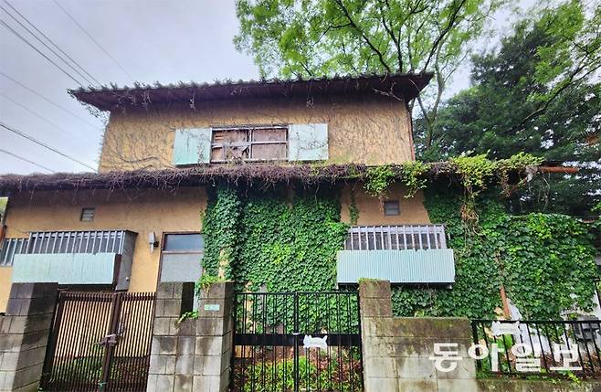 일본 도쿄 세타가야구에 수십 년째 방치된 빈집. 유명 번화가 시부야와 가깝고 인근에 공원도 있는 고급 주거지임에도 오랫동안 흉물 상태로 방치되고 있다. 도쿄=이상훈 특파원 sanghun@donga.com