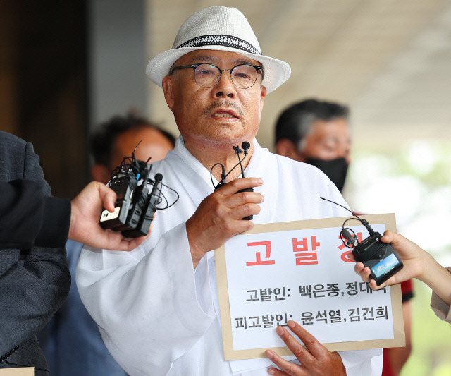 인터넷 매체 서울의소리 백은종 대표가 20일 오후 고발인 신분으로 조사를 받기 위해 서울 서초구 서울중앙지검에 출석하고 있다. 연합뉴스