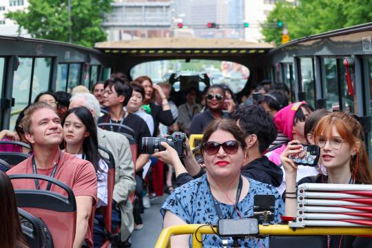 21일 오전 '코리아 인바이트 유'에 초청된 K-컬처 팬들이 서울시티투어버스를 타고 서울 종로구 광화문 일대를 돌아보고 있다. [연합뉴스]