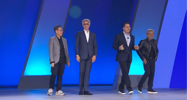 황성우(왼쪽부터) 삼성SDS 대표, 빌 맥더멋 서비스나우 회장, 마이클 델 델테크놀로지스 회장, 젠슨 황 엔비디아 CEO가 DTW 2024에서 함께 연단에 오른 모습. 삼성SDS 제공