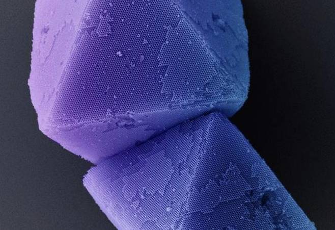 DNA 오리가미(origami)로 자가조립 된 다이아몬드 광결정 전자현미경 이미지.