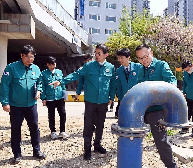 이한경 행정안전부 재난안전관리본부장이 지난 4월 12일 경기 안양시 학의천 하상도로 현장에서 여름철 풍수해를 대비해 침수우려 취약도로 자동차단시설을 점검하고 있다. 사진=행정안전부 제공