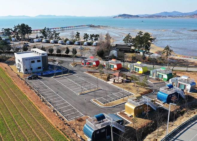 전남 함평 돌머리마을 해안에 있는 캠핑장, 글램핑, 카라반.