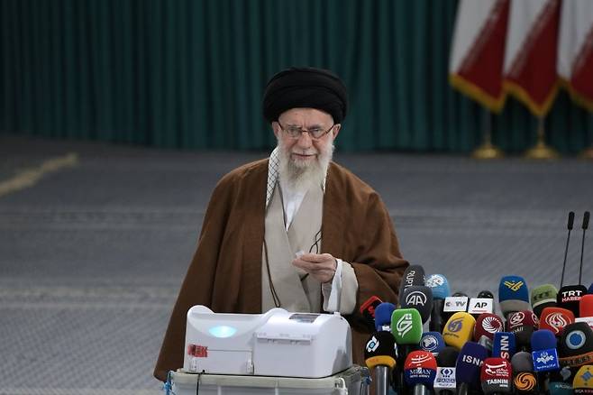 이란 최고지도자 아야톨라 세예드 알리 하메네이가 10일(현지시간) 수도 테헤란의 한 투표소에서 의회 결선 투표를 하고 있다. 이란은 지난 3월 총선을 치렀지만 선거구에서 최소 득표율 20%를 넘긴 후보가 없을 경우 결선 투표를 실시했다.AP연합뉴스