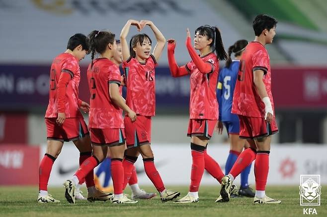 장슬기(가운데)를 비롯한 여자 축구 대표팀 선수들이 지난 4월 이천에서 열린 필리핀과 친선경기에서 득점 후 기뻐하고 있다. 대한축구협회 제공