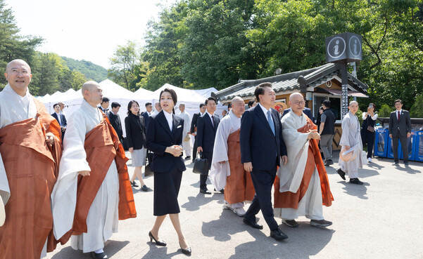 대통령실이 제공하는 사진에는 김건희 여사가 중심에 있는 장면이 많고, 김 여사는 정면, 윤 대통령은 측면인 경우도 꽤 많다. 지난 19일 경기 양주 회암사 사리 이운 행사 참석 장면. 대통령실 제공