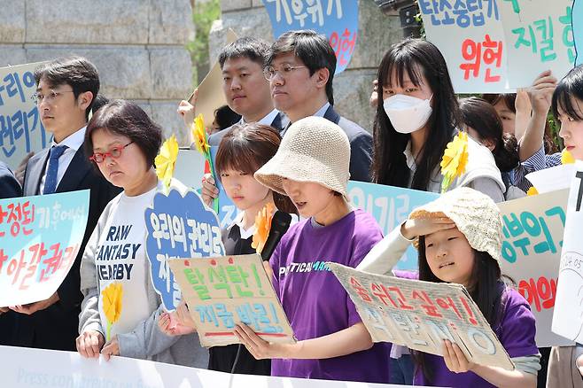 한국 정부의 기후 변화 대응이 헌법에 합치하는지를 묻는 기후소송 두 번째 공개 변론이 열린 21일 오후 서울 종로구 헌법재판소 앞에서 기후소송 원고 단체의 기자회견이 열려 아기기후소송 청구인 보호자이자 탄소중립기본계획 위헌 소송 청구구인 김정덕씨(맨 앞줄 오른쪽 둘째)가 발언하고 있다. 백소아 기자