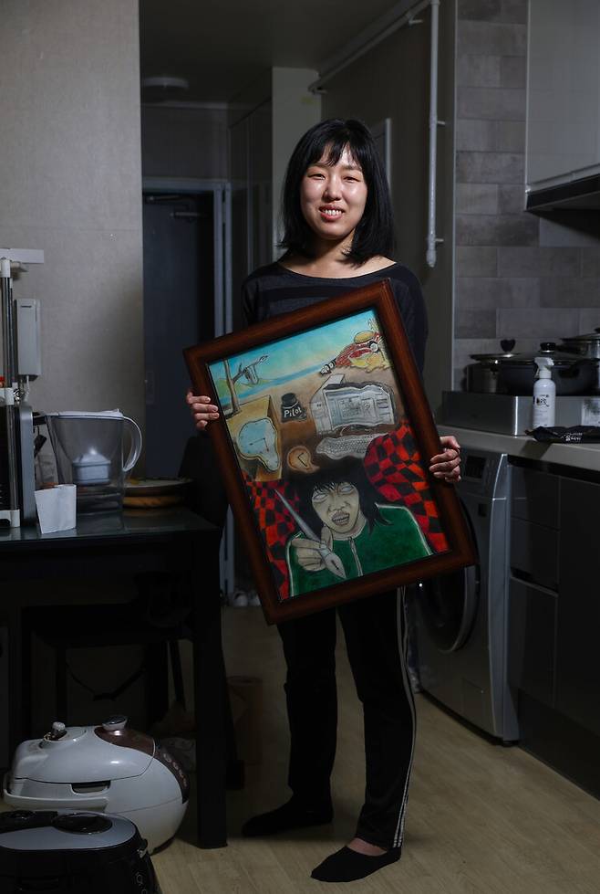 2024년 5월3일 서울 자택에서 만난 들개이빨 작가. 김진수 기자