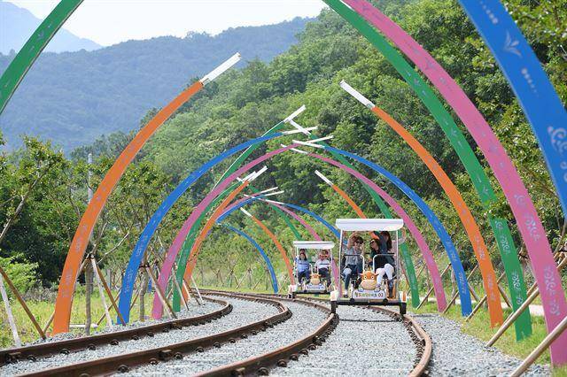 다양한 모양의 터널을 꾸민 청도레일바이크. 청도군 제공
