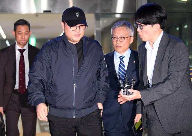 '음주 뺑소니' 혐의를 받는 가수 김호중(33)이 21일 오후 10시 41분쯤 서울 강남경찰서에서 조사를 마친 뒤 귀가하고 있다. 연합뉴스