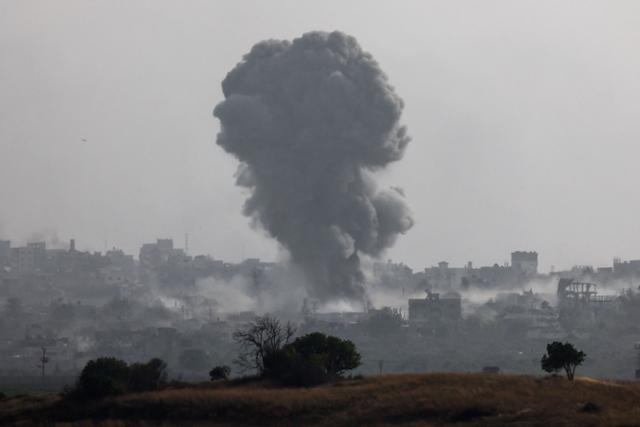 20일 가자지구 이스라엘 국경지대에서 연기가 피어오르고 있다. 가자지구=로이터 연합뉴스