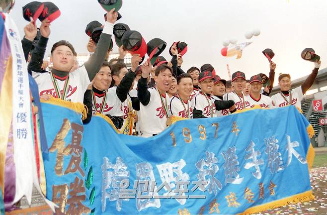 1997년 한국시리즈 우승을 차지한 해태 타이거즈 선수들의 모습. 게티이미지