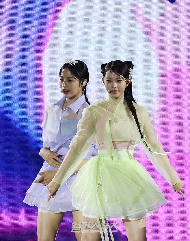 그룹 뉴진스 민지, 해린이 21일 오후 서울 종로구 경복궁 흥례문 광장 앞에서 열린 '코리아 온 스테이지' 공연에 참석해 멋진 무대를 선보이고 있다. 서병수 기자 qudtn@edaily.co.kr /2024.05.21/