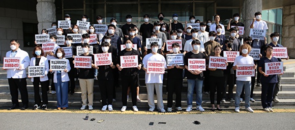 충북대학교 의대 교수와 학생들이 21일 대학본부 앞에서 의대 정원 증원을 반대하는 피켓 시위를 하고 있다. [사진=뉴시스]