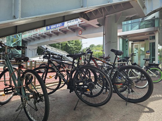 서울 양천구 신정동의 한 여고 앞 길가에 세워진 자전거들. 육교 엘리버이터 앞 안전페스에까지 자전거를 고정시켜 교통약자의 통행을 방해한다. 이찬규 기자