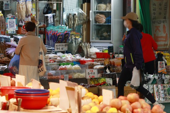 지난 7일 서울의 한 전통시장 건어물 가게에서 장을 보는 시민들. 연합뉴스