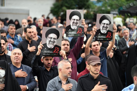 지난 20일(현지시간) 이란 테헤란에 모인 시민들이 에브라힘 라이시 대통령의 죽음을 애도하고 있다. 신화통신=연합뉴스