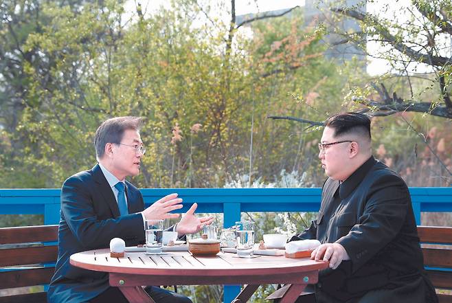 문재인 대통령과 북한 김정은 국무위원장이 지난 2018년 4월 27일 오후 판문점 도보다리에서 대화하고 있다. 연합뉴스