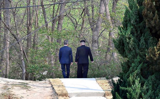 문재인 대통령과 북한 김정은 국무위원장이 지난 2018년 4월 27일 오후 판문점 남측 군사분계선 인근에서 공동식수를 마친 뒤 산책하고 있다. 연합뉴스