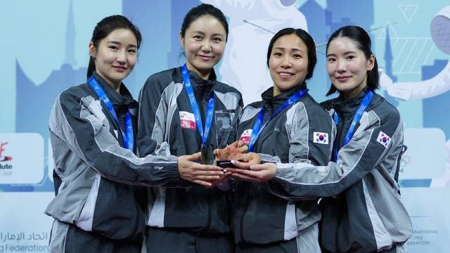 ▲ 이혜인(강원도청), 최인정(계룡시청), 강영미(광주서구청), 송세라(부산광역시청)로 구성된 여자 에페 대표팀은 19일(현지시간) 푸자이라에서 열린 국제펜싱연맹(FIE) 월드컵 단체전에서 금메달을 목에 걸었다.  사진제공=국제펜싱연맹