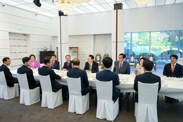 ▲ 윤석열 대통령이 지난 13일 서울 한남동 관저에서 황우여 비상대책위원장, 추경호 원내대표, 정점식 정책위의장, 성일종 사무총장 등 국민의힘 비상대책위원들과 만찬을 하고 있다. 연합뉴스