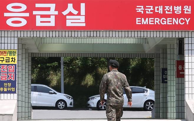 21일 육군 제32보병사단 신병교육대에서 훈련중 수류탄이 터지면서 훈련병 1명이 숨지고, 부사관 1명이 중상을 입는 사고가 발생했다. 이 사고로 훈련을 받던 A 훈련병이 심정지 상태로 국군대전병원으로 옮겨졌지만 숨졌다. 부사관은 이날 국군수도병원으로 이송됐다. 사진은 국군대전병원 응급실 모습. /사진=뉴스1