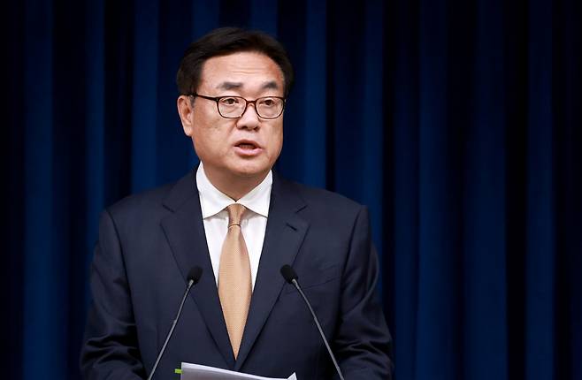 Presidential Chief of Staff Chung Jin-suk speaks at a press briefing in the presidential office in Seoul on Tuesday. (Yonhap)