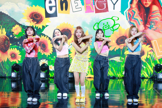 Choi Yoojung performs ″Sunflower (P.E.L),″ the lead track for her solo debut EP ″Sunflower,″ at a showcase event on Wednesday. [FANTAGIO]