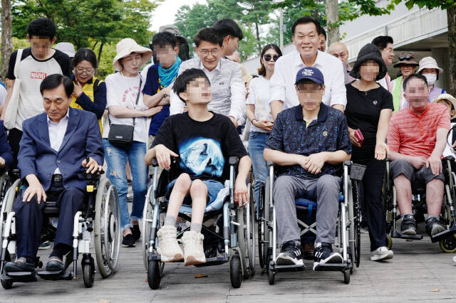지난해 9월 장애인과 비장애인이 함께하는 걷기대회에 참가한 이재준 수원특례시장이 장애인 참가자와 함께 행진하고 있다. 수원특례시 제공