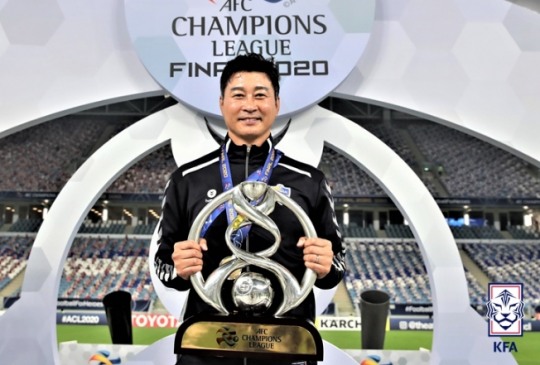 사진=울산을 맡아 2020 AFC 챔피언스리그 우승을 차지했을 때 김도훈 감독.