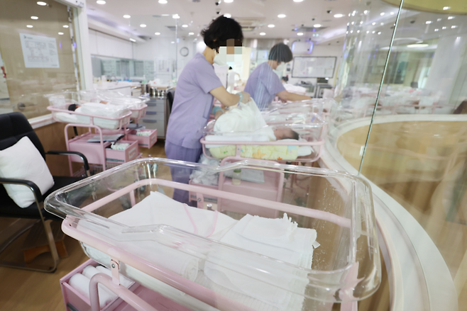 서울의 한 공공산후조리원 신생아실에 서 관계자들이 분주하게 움직이고 있다. [이충우 기자]