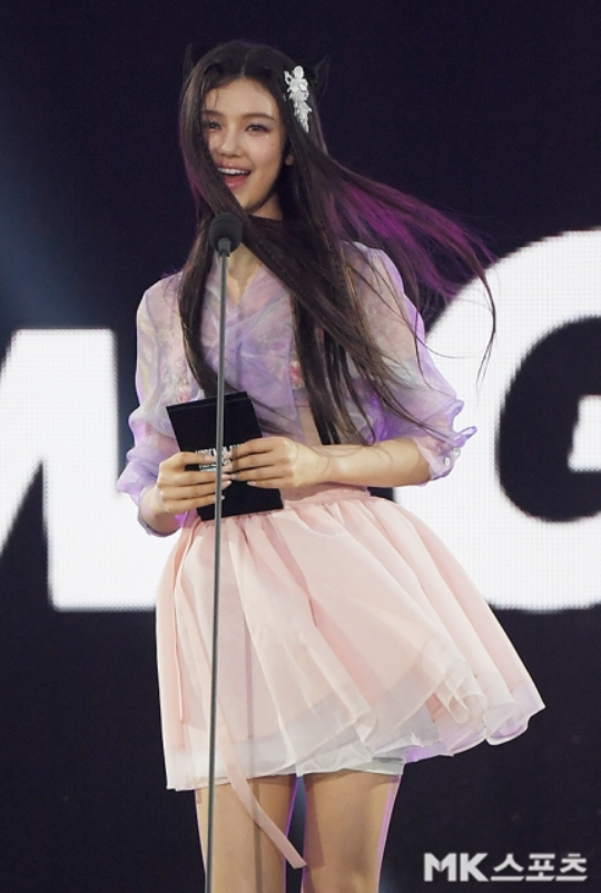 다니엘이 시스루 한복에 긴 웨이브 헤어스타일을 가미시켜 찬사를 이끌어냈다.사진=MK스포츠DB