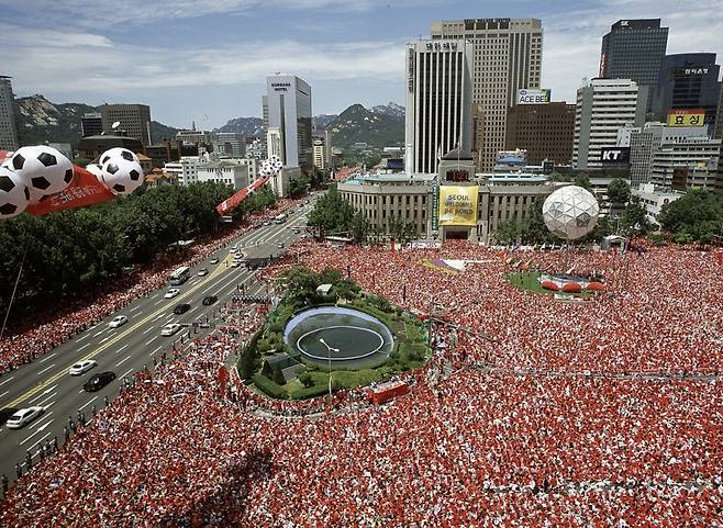 2002년 월드컵 당시 서울 시청 광장을 꽉 채운 응원단의 모습/사진=위키피디아