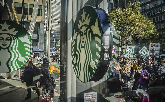 [뉴욕=AP/뉴시스] 16일(현지시각) 미국 뉴욕의 맨해튼 중심가 스타벅스 커피 판매장 앞에서 노조원들과 그 지지자들이 '공정한 일정과 임금'을 요구하며 파업에 동참하고 있다. 미국 내 200여 개 스타벅스 매장에서 파업에 돌입하면서 노조는 회사가 임금 인상과 인력 보충에 관한 교섭에 나설 것을 촉구했다. 2023.11.17.