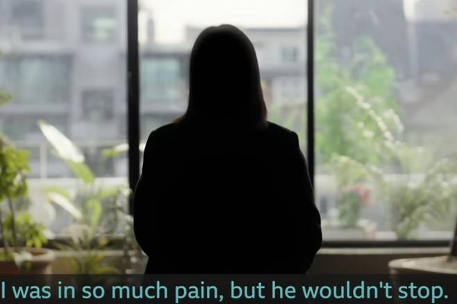 지난 19일 BBC가 공개한 '버닝썬:K팝 스타들의 비밀 대화방을 폭로한 여성들의 이야기' 다큐멘터리에서 성폭행 피해를 당한 여성이 익명을 전제로 인터뷰하고 있는 모습./사진=BBC News 캡쳐