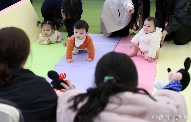(대구=뉴스1) 공정식 기자 = 7일 대구 북구 엑스코에서 개막한 '제39회 대구베이비&키즈페어(대구베키)'의 부대행사로 열린 생후 12개월 이하 아기들의 경주 '컴 온 베이비(come on baby)' 이벤트에 출전한 아기들이 아빠·엄마의 손짓을 바라보며 결승선을 향해 다가가고 있다.   영남권 최대 육아박람회인 대구베이비&키즈페어는 임신·출산·육아·교육 관련 국내외 150여 개 업체가 참가해 최신 상품과 동향을 소개한다. 전시는 오는 10일까지 계속된다. 2024.3.7/뉴스1  Copyright (C) 뉴스1. All r /사진=(대구=뉴스1) 공정식 기자
