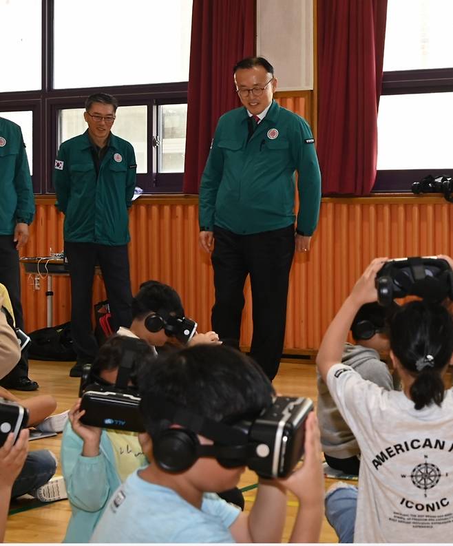 21일 충남 논산에 위치한 벌곡초등학교에서 '학생(어린이) 주도 재난안전훈련'에서 이한경 행안부 재난안전관리본부장이 VR 체험을 하는 학생들을 보고 있다./사진제공=행정안전부