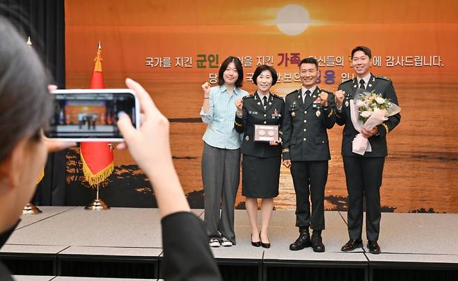 육군 특수전사령부 천마여단에서 근무 중인 아내 박철순 원사(왼쪽 두 번째)와 남편 김임수 원사(오른쪽 두 번째)가 21일 부부의 날을 맞아 '자랑스러운 육군 가족상'을 받았다. / 사진=육군