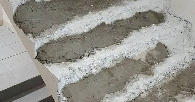 준공을 앞둔 대구 달서구 '두산위브더제니스'에선 계단 높이 규격을 맞추기 위해 무리한 보수공사를 했다는 입주 예정자들의 주장이 제기됐다./사진=온라인 커뮤니티 갈무리