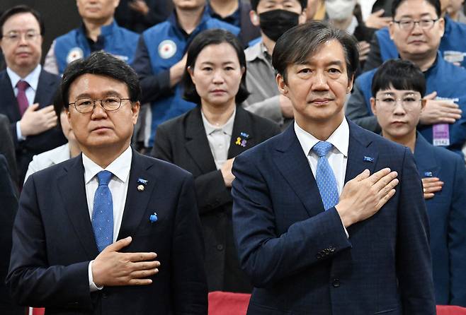 (오른쪽부터) 조국 조국혁신당 대표와 황운하 원내대표. 이상섭 기자