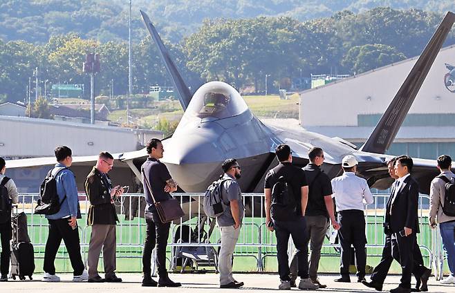 지난해 10월 경기도 성남시 서울공항에서 열린 항공우주·방위산업 전시회 ‘서울 ADEX 2023’에서 관람객들이 미 공군 전투기 F-22 랩터를 살펴보고 있다. 성남=임세준 기자