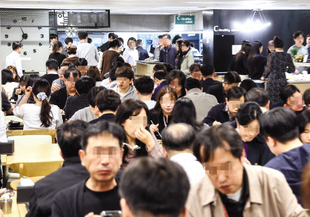 외식물가가 폭발적으로 치솟으면서 급식업계가 반사이익을 얻고 있는 것으로 나타났다. 사진은 서울 시내 한 구내식당이 점심식사를 하는 직장인들로 가득찬 모습 [뉴시스]