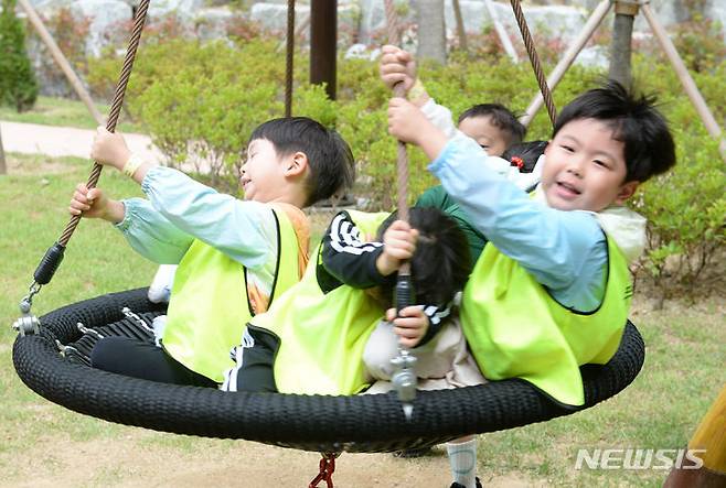 [울산=뉴시스] 배병수 기자 = 21일 울산 중구 입화산 자연휴양림 내 유아숲체험원 개장식에서 유치원생들이 회전그네를 타고 있다. 2024.05.21. bbs@newsis.com.