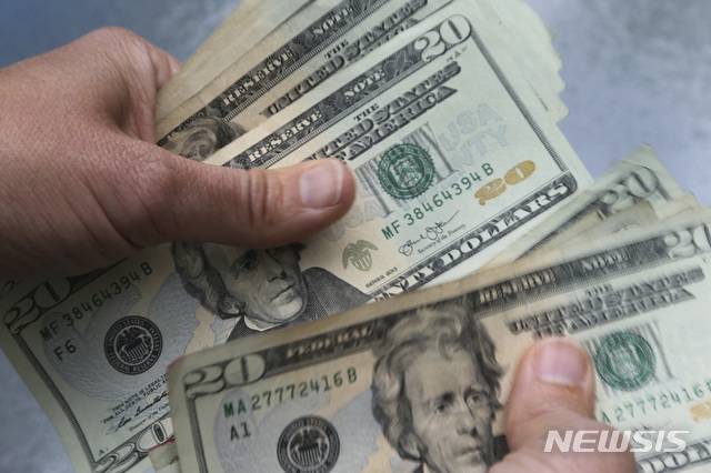 [노스앤도버=AP/뉴시스]2018년 6월15일(현지시간) 미국 매사추세츠주 노스앤도버에서 촬영된 20달러 지폐 사진. 2020.03.20.