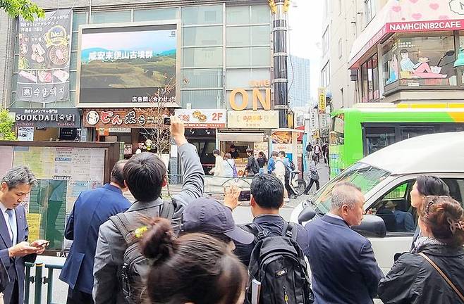 [도쿄=뉴시스]한류타운이 위치한 신오쿠보 거리 전광판에 소개된 함안말이산고분군 영상. 2024.05.21.(사진=함안군 제공) photo@newsis.com *재판매 및 DB 금지