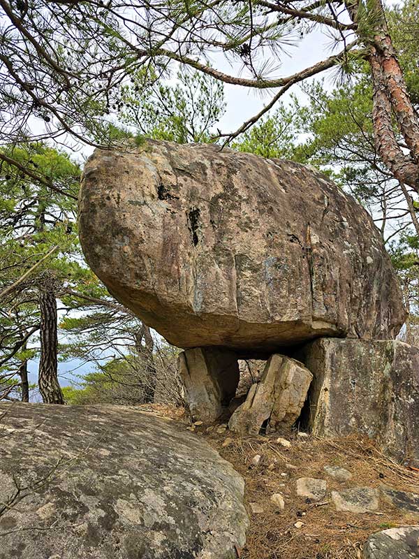  고인돌 바위.