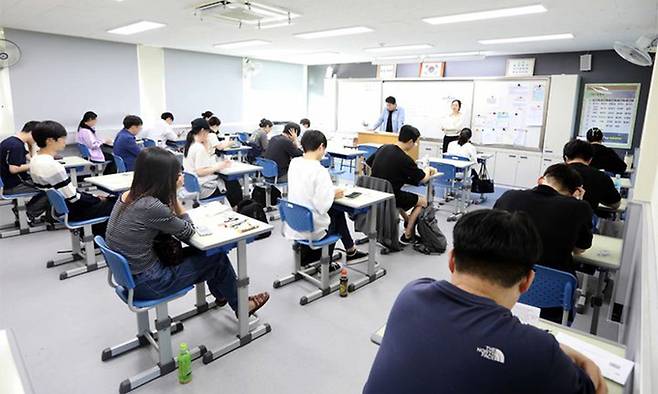 지난 2023년 9월23일 서울 서초구 소재 고등학교에 마련된 시험장에서 국가공무원 7급 공개경쟁채용 제2차 시험이 진행되고 있다. 인사혁신처 제공