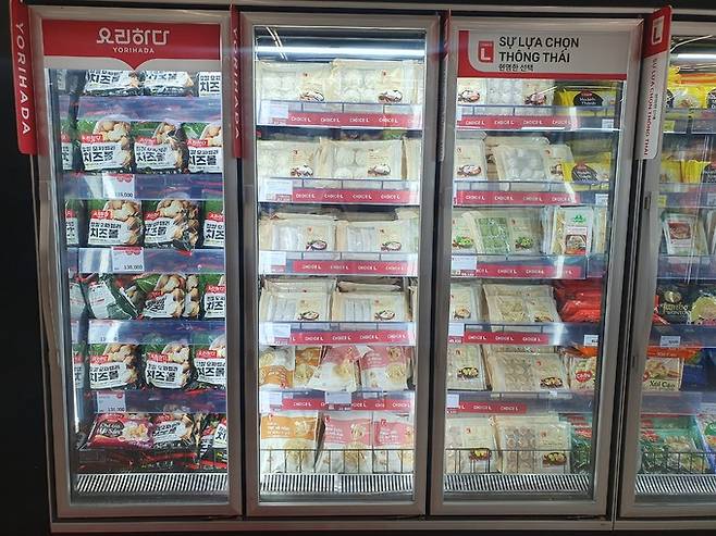 롯데마트 자체 식품 브랜드 요리하다와 L초이스 냉동식품이 진열돼 있다.