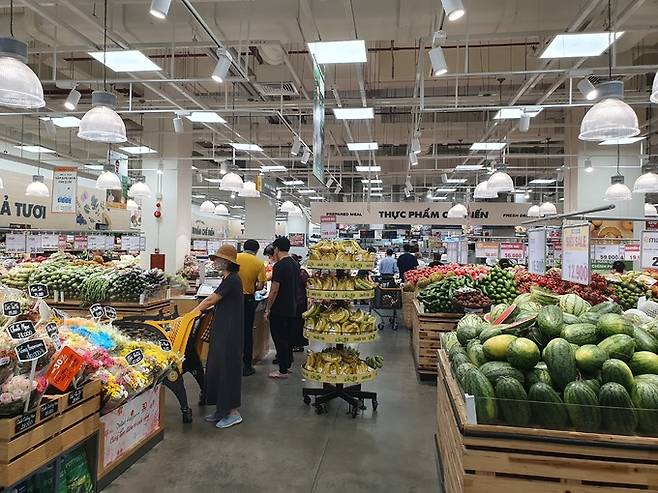 신선식품 코너에서 고객들이 야채와 과일을 고르고 있다.&nbsp;